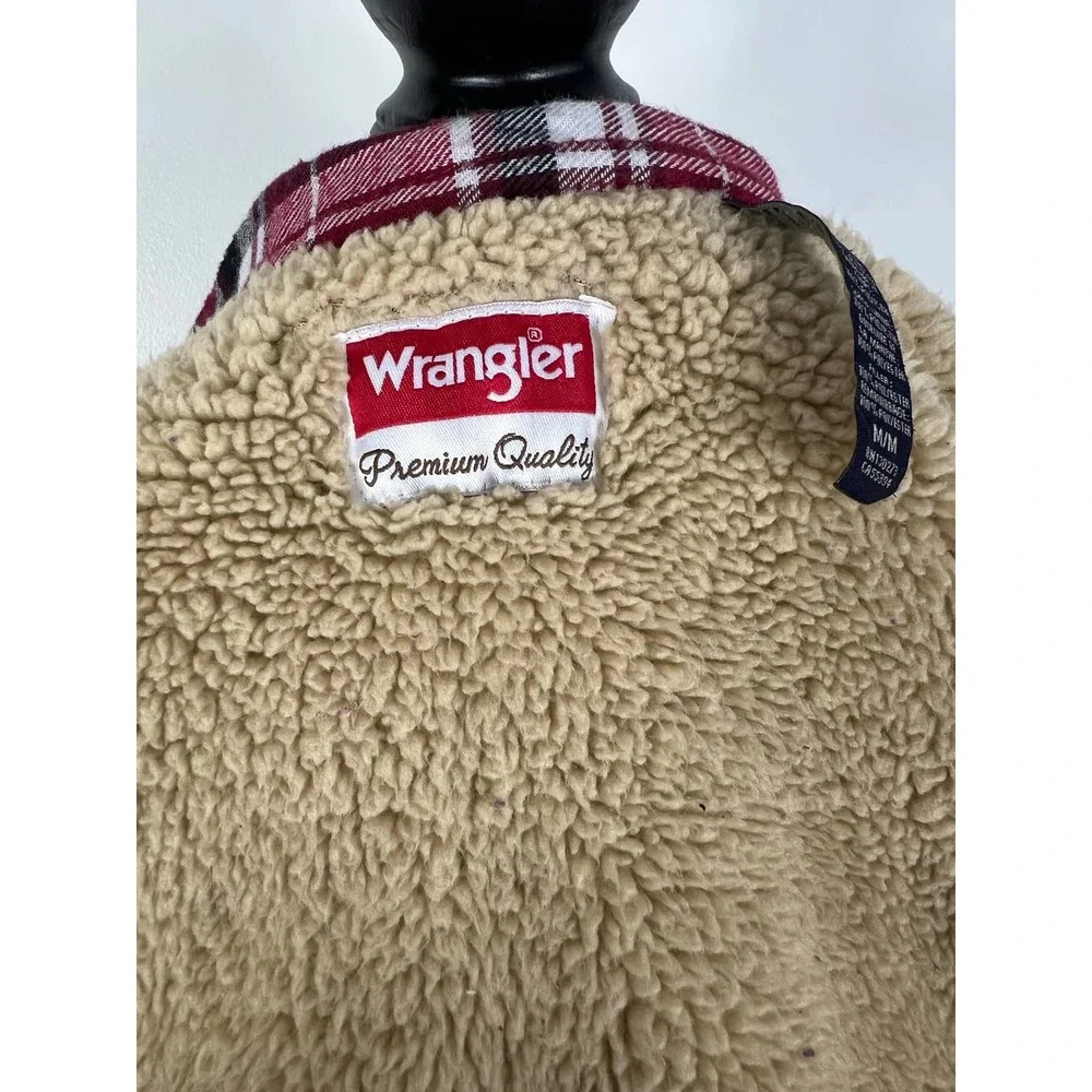 Wrangler premium quality Men’s faux fur lined plaid button up Shacket - Picture 4 of 10